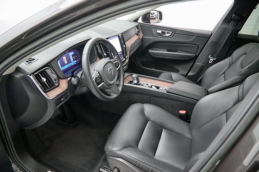 Certified 2023 Volvo XC60 B5 Plus w/ Protection Package Premier AWD/4WD image 17