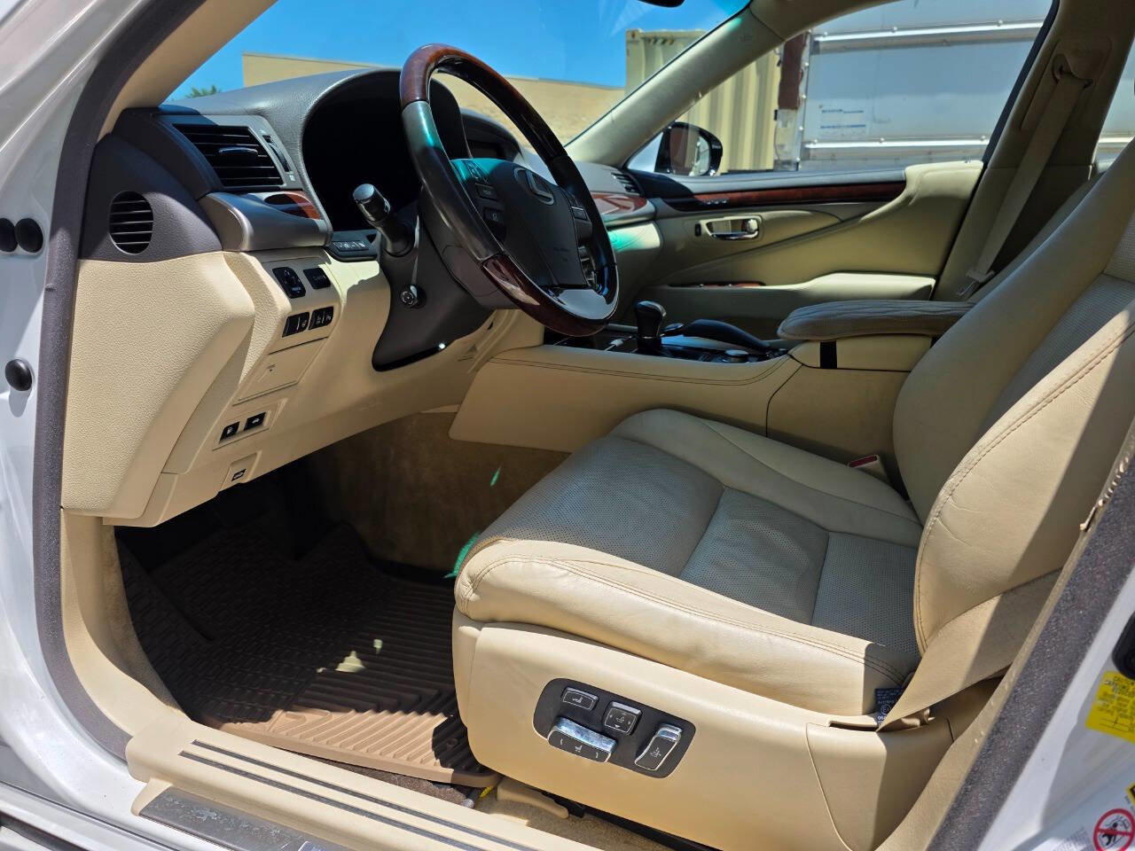 Used 2014 Lexus LS 460 w/ Comfort Package RWD image 14