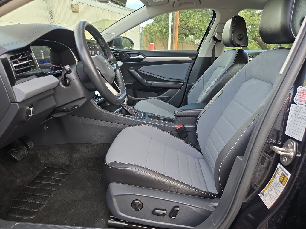 Used 2026 Volkswagen Jetta SE FWD image 25