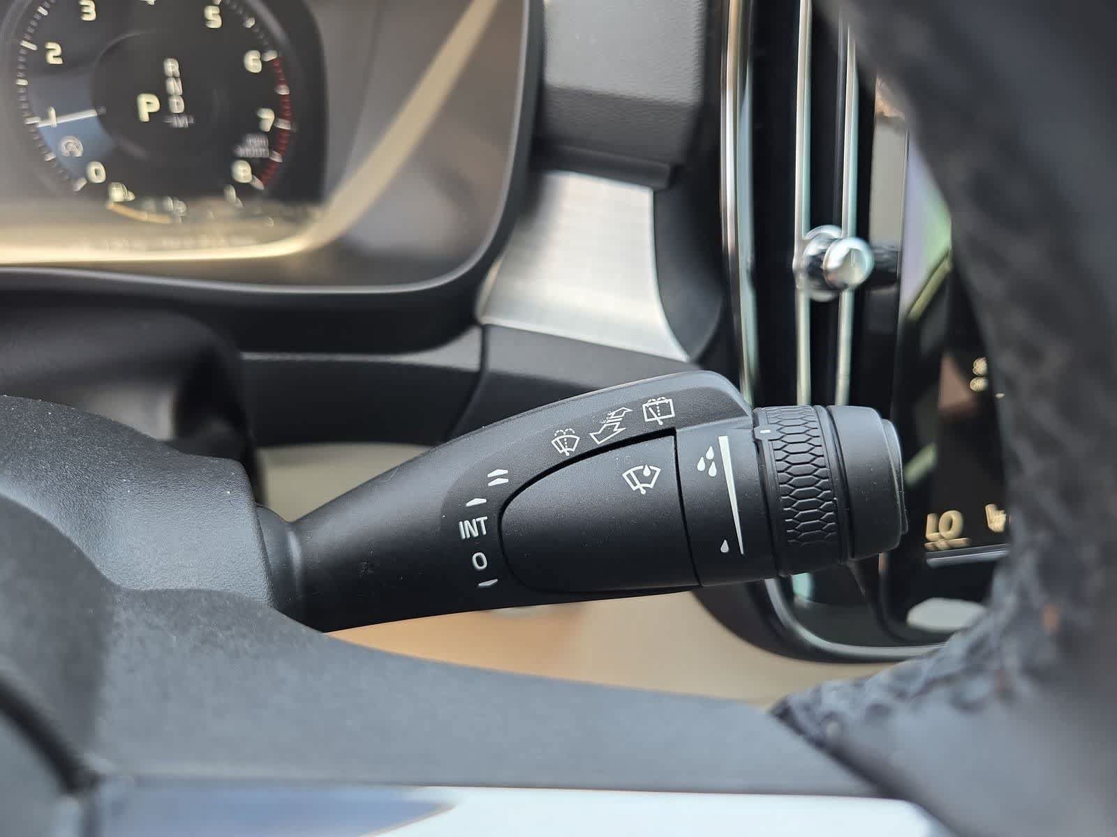 Used 2022 Volvo XC40 T4 Momentum FWD image 23
