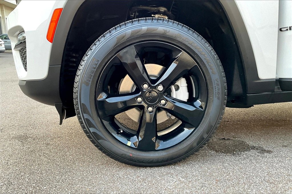 New 2025 Jeep Grand Cherokee Limited w/ Black Appearance Package image 12