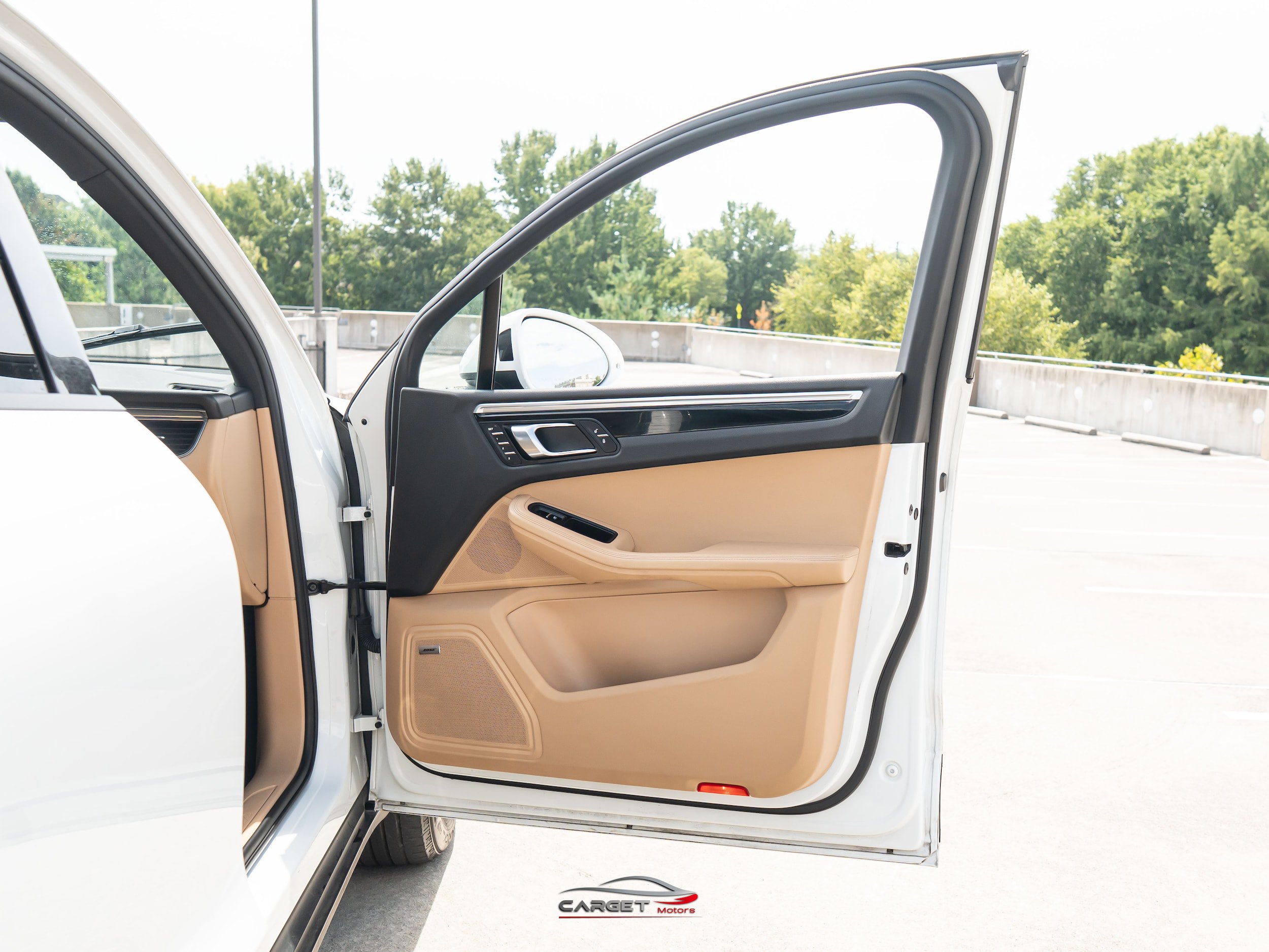 Used 2018 Porsche Macan AWD/4WD image 46