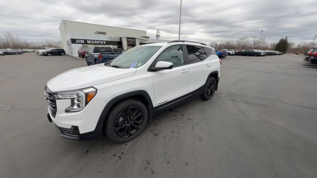 Used 2022 GMC Terrain SLE w/ Driver Convenience Package image 4