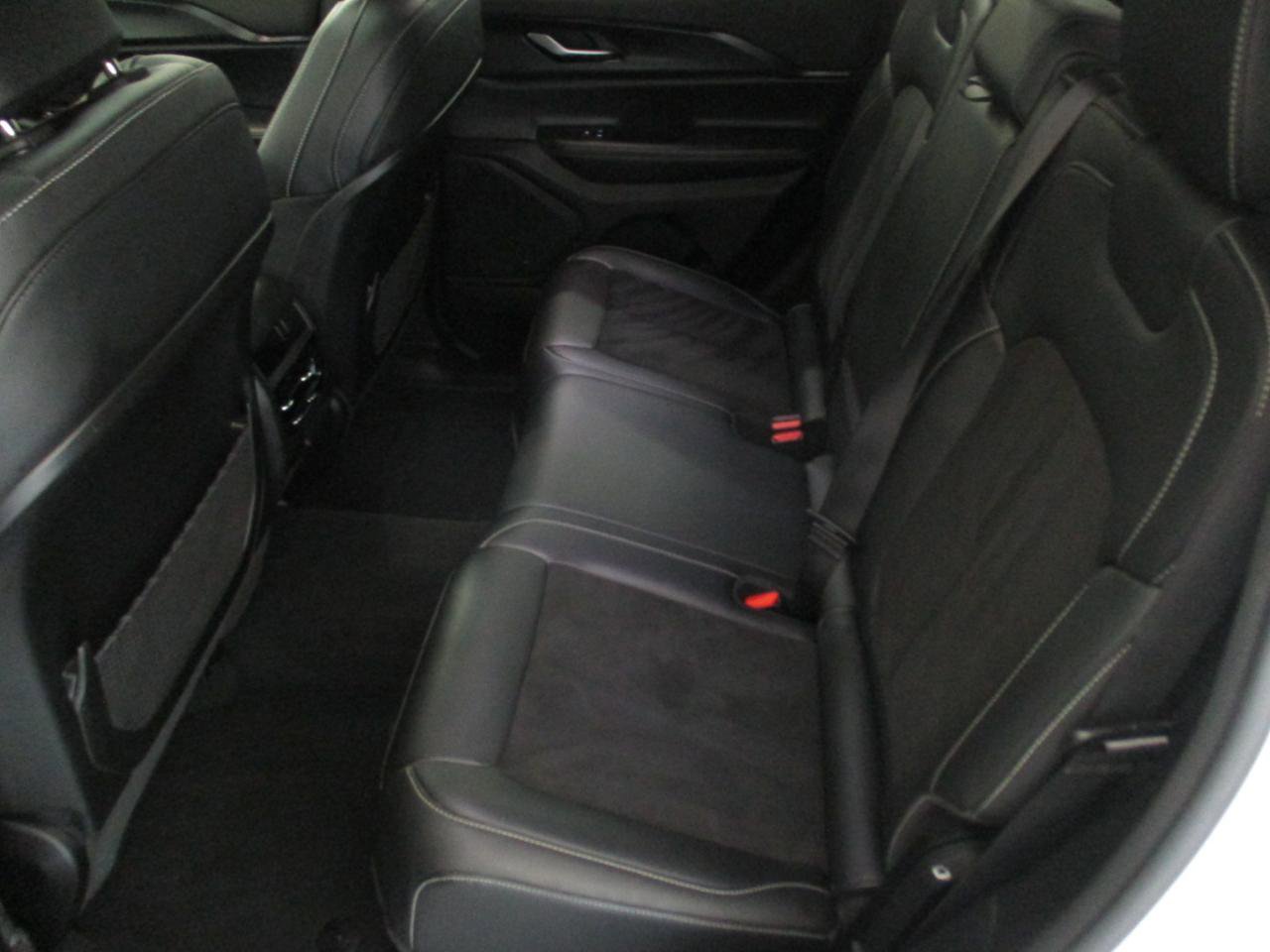 Used 2023 Jeep Grand Cherokee Altitude AWD/4WD image 10