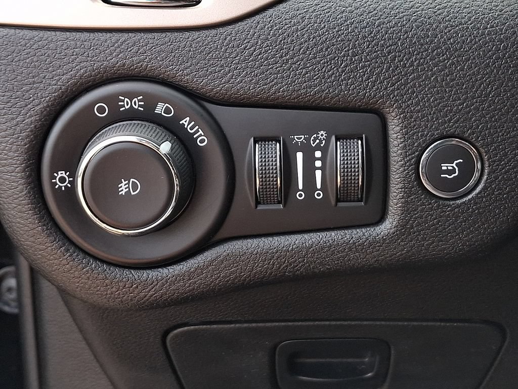 Used 2018 Jeep Cherokee Limited AWD/4WD image 24