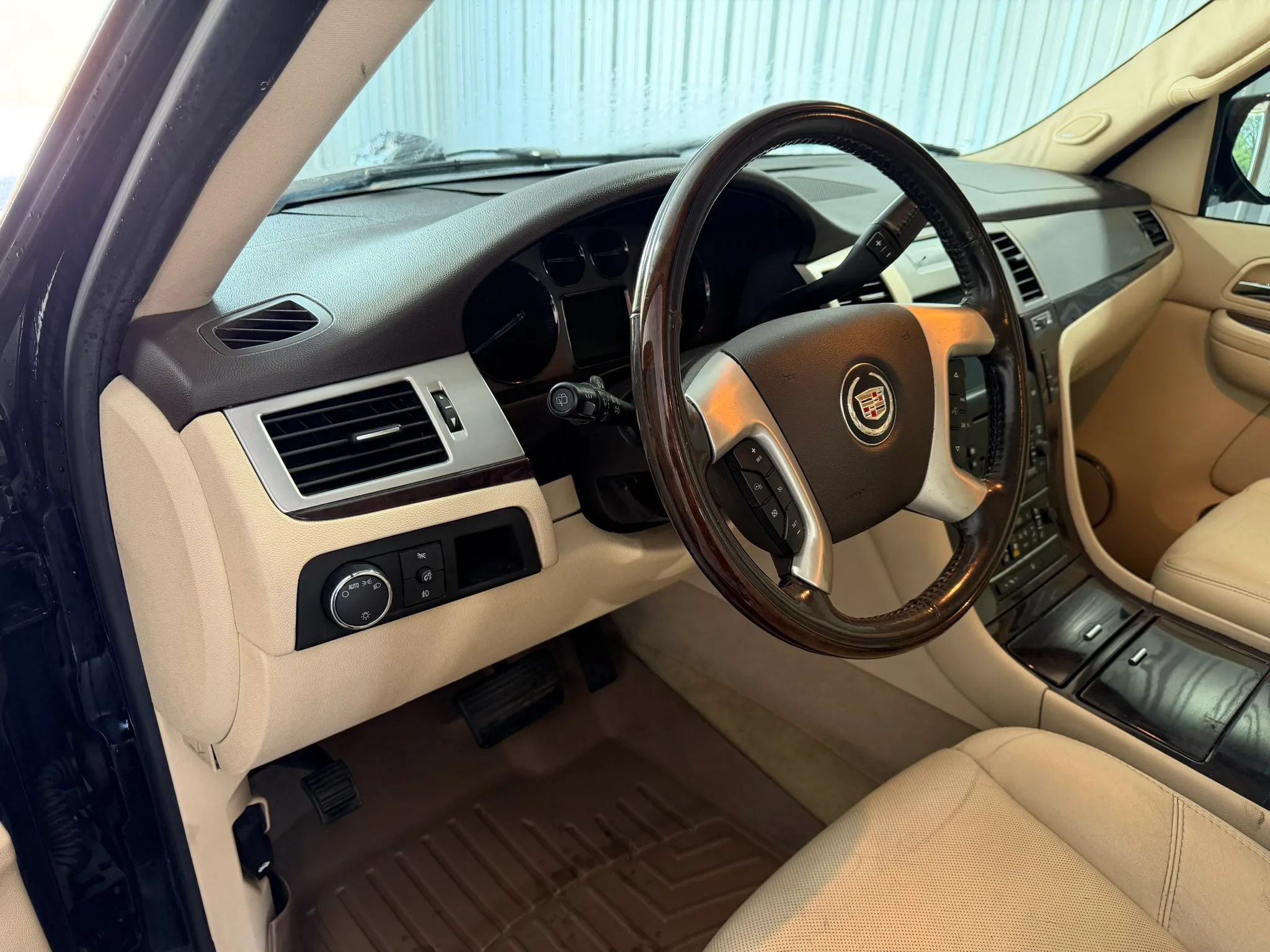 Used 2007 Cadillac Escalade AWD w/ Information Package image 29