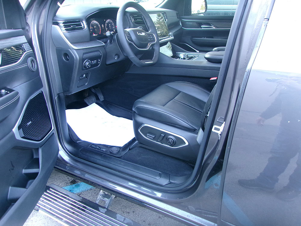 Used 2023 Jeep Wagoneer Series III w/ Premium Group I AWD/4WD image 17