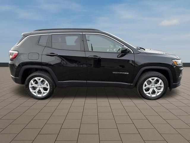 Used 2024 Jeep Compass Latitude image 8