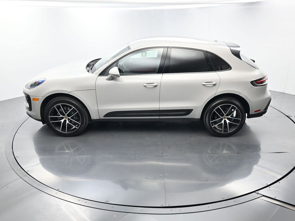 Certified 2025 Porsche Macan AWD/4WD image 33