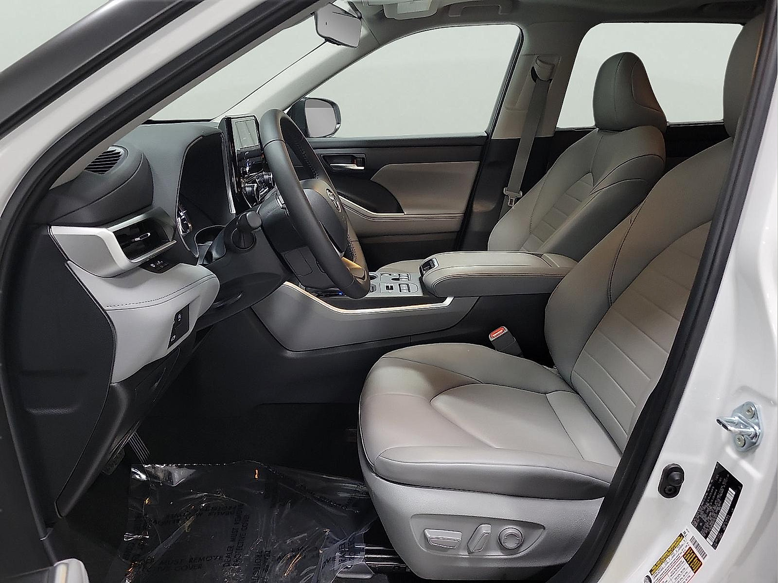 Certified 2024 Toyota Highlander XLE AWD/4WD image 12