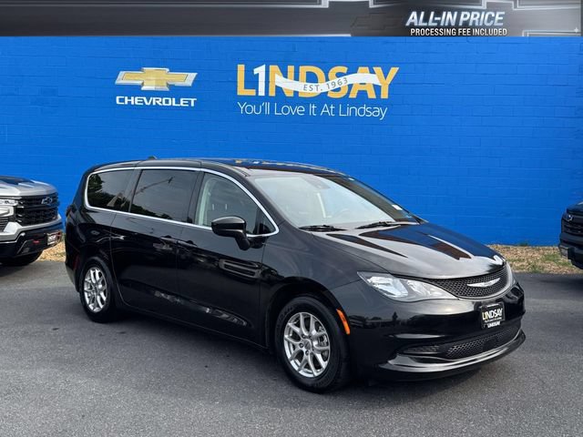 Used 2023 Chrysler Voyager LX FWD image 1