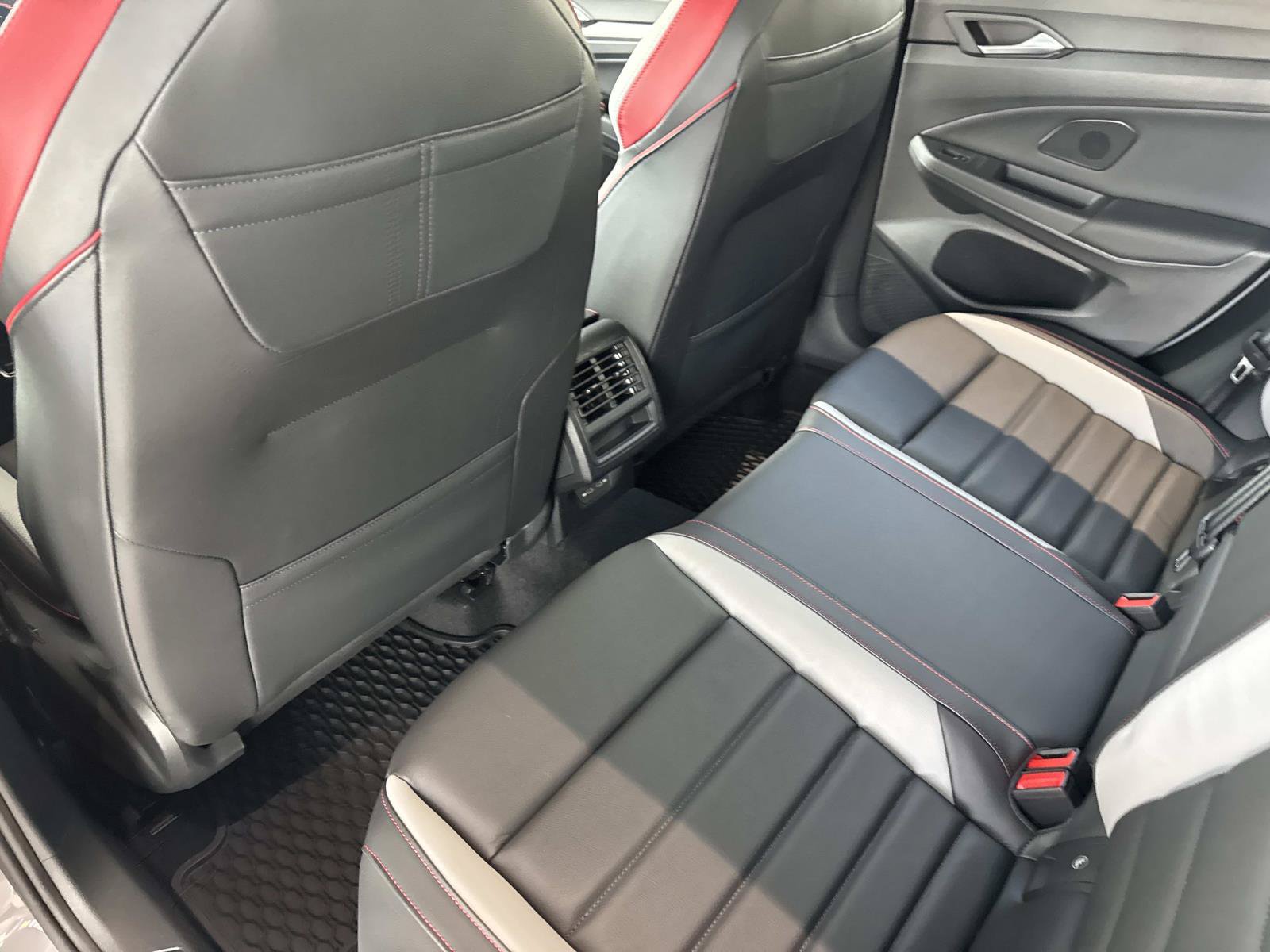 New 2026 Volkswagen GTI SE FWD image 9