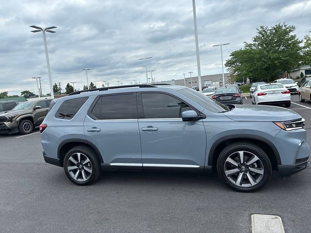 Used 2025 Honda Pilot Touring image 4