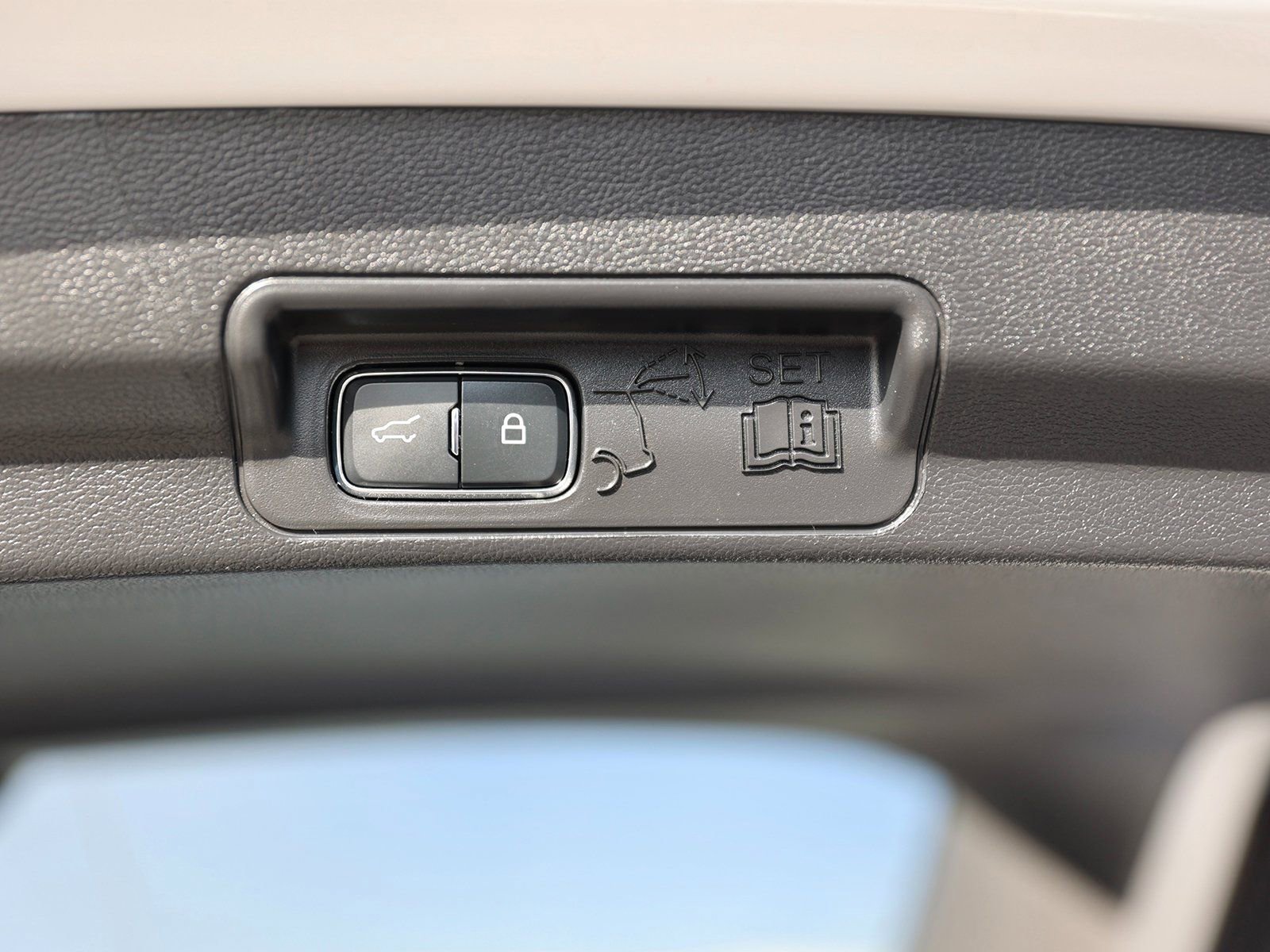 Certified 2025 Ford Explorer Active image 17