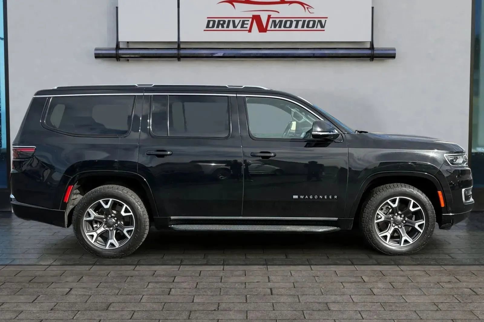 Used 2024 Jeep Wagoneer Series III w/ HD Trailer Tow Package image 3