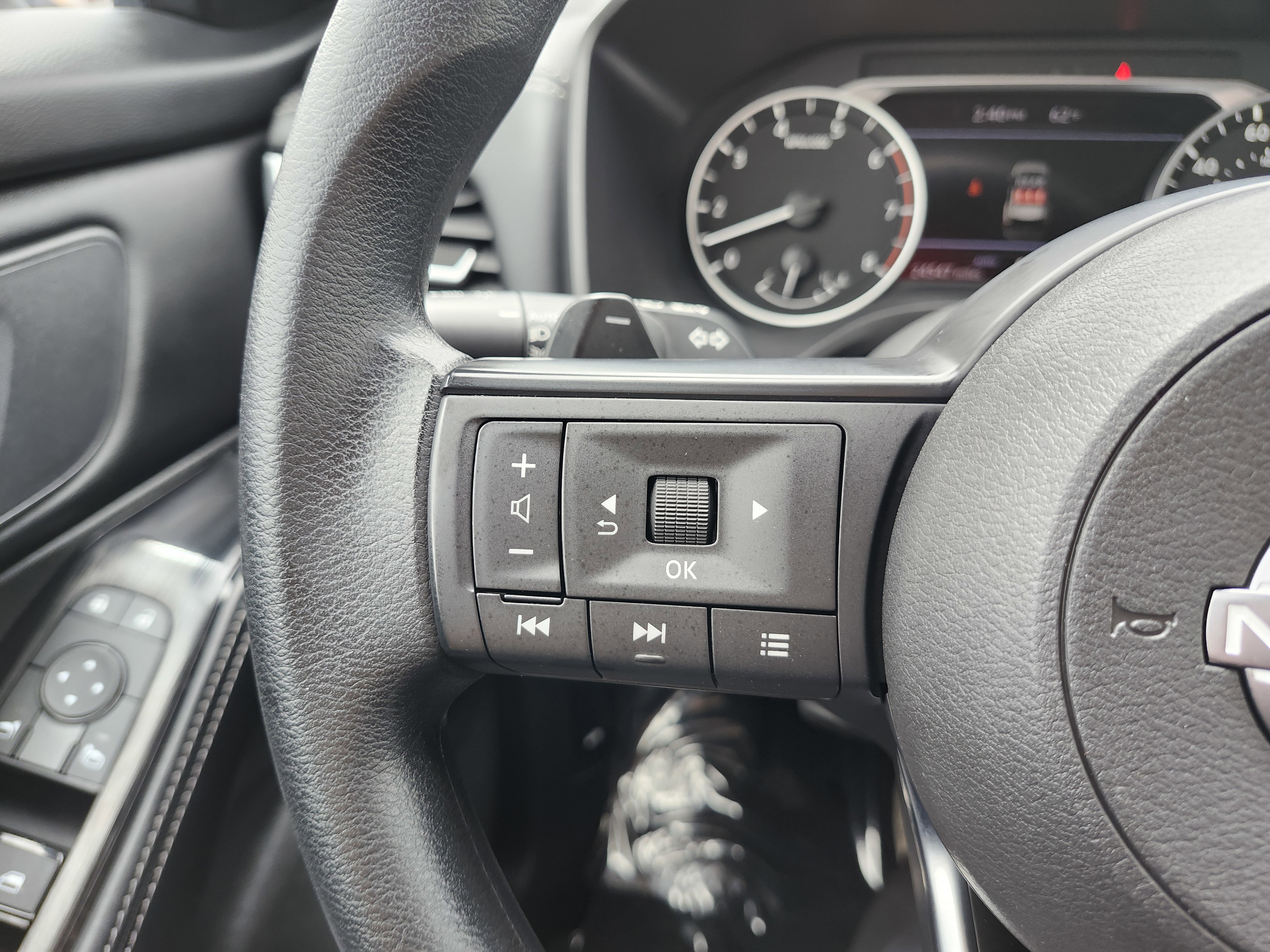 Used 2024 Nissan Rogue SV AWD/4WD image 36