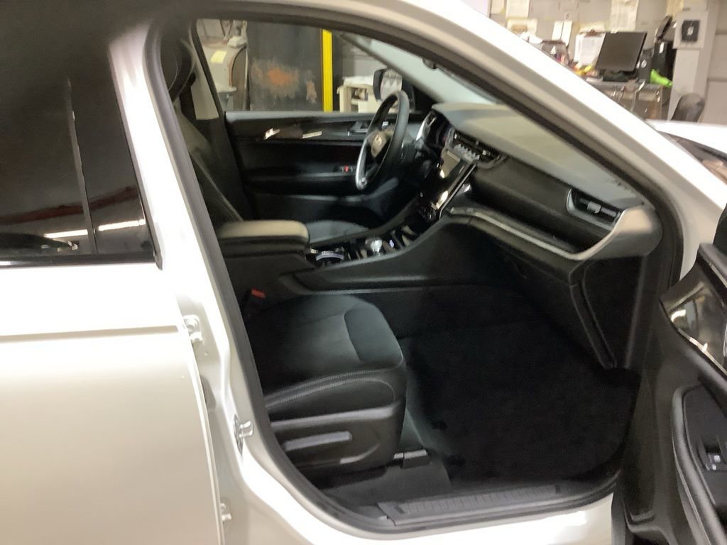 Certified 2023 Jeep Grand Cherokee L Laredo image 21