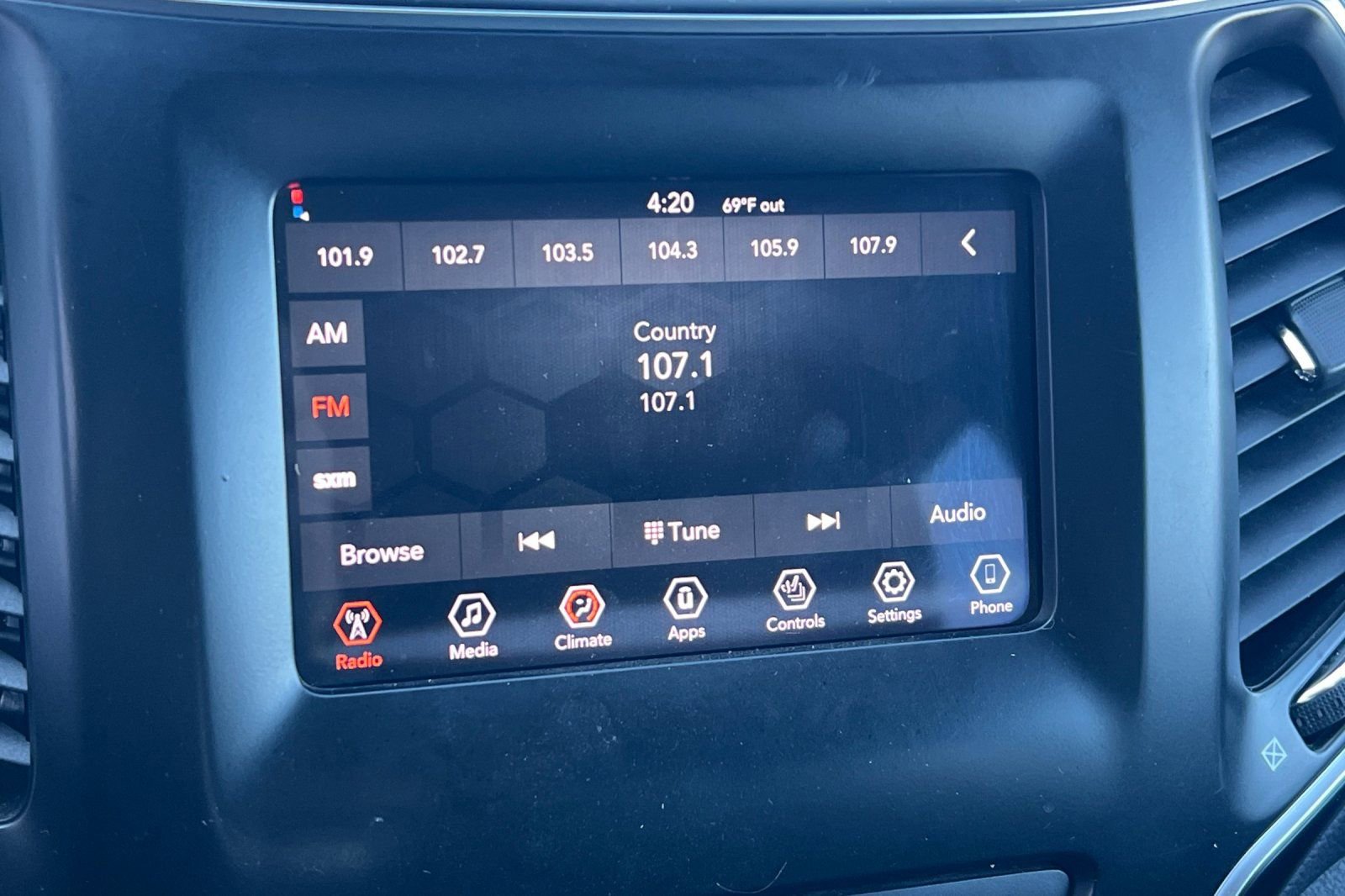 Used 2019 Jeep Cherokee Latitude Plus w/ Cold Weather Group image 19