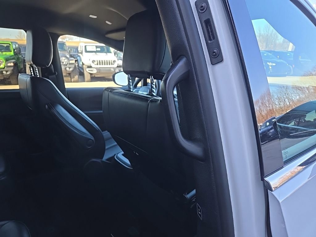 Used 2025 Chrysler Pacifica Select image 74