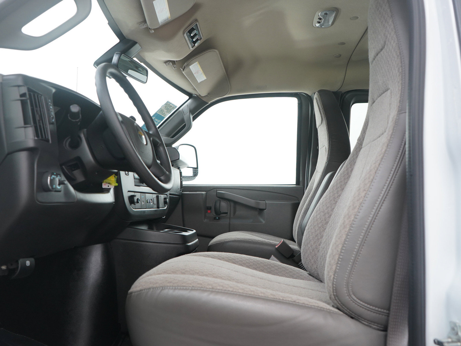 Used 2025 Chevrolet Express 3500 LT w/ LT Preferred Equipment Group RWD image 24