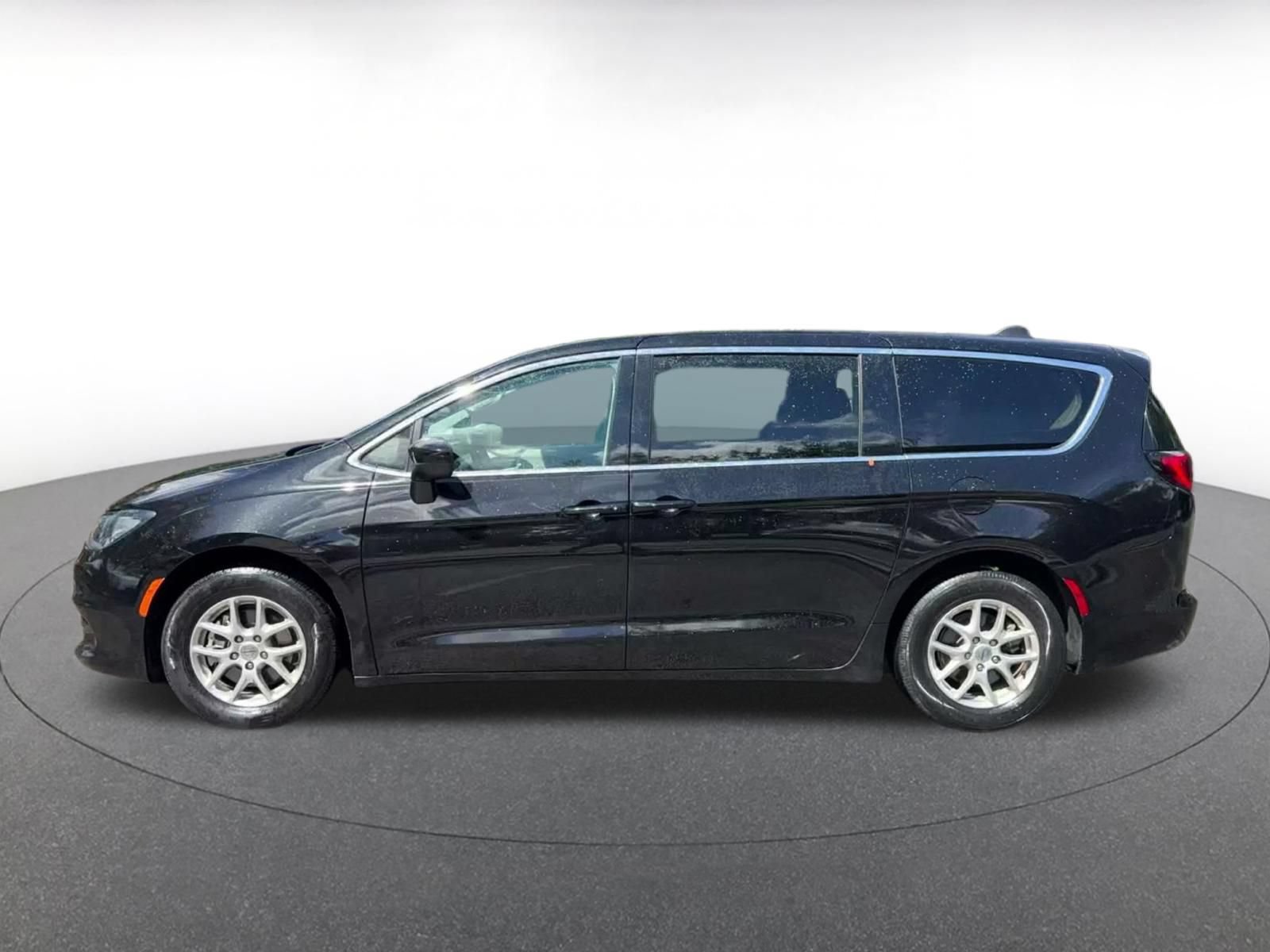 Used 2024 Chrysler Voyager LX FWD image 8