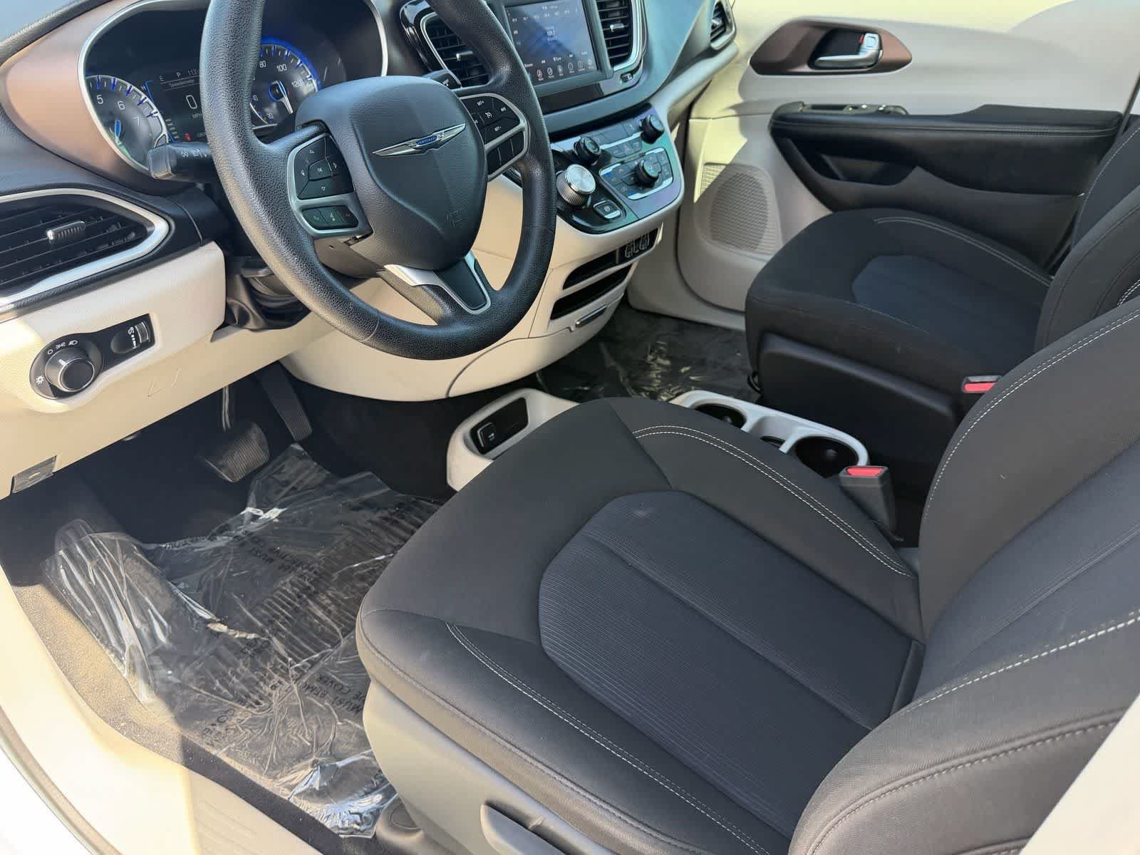 Used 2021 Chrysler Voyager L FWD image 2