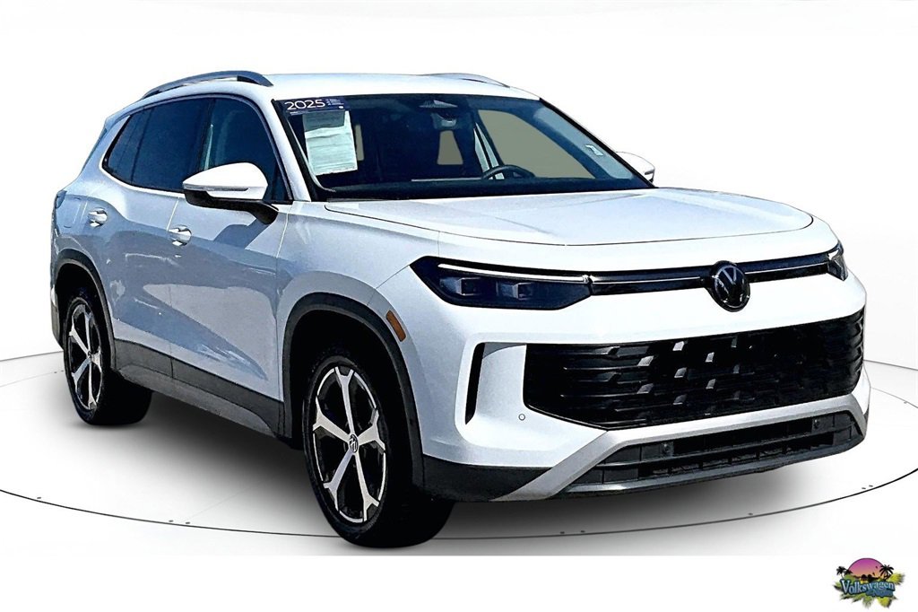 Certified 2025 Volkswagen Tiguan SE image 1