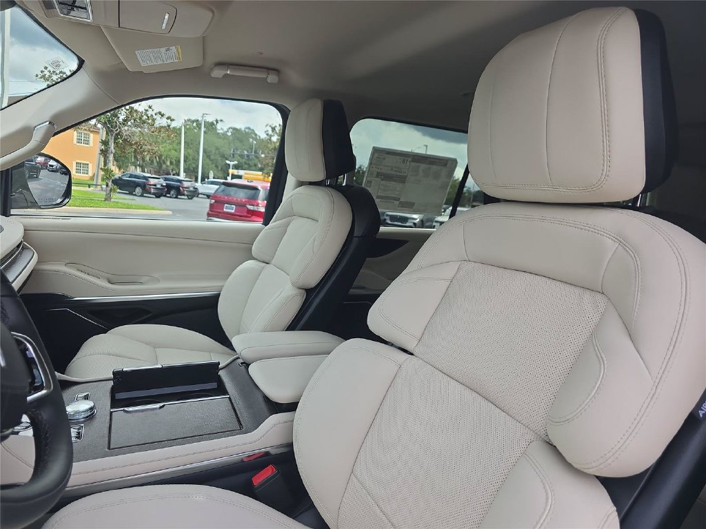 New 2027 Lincoln Navigator Premiere RWD image 17