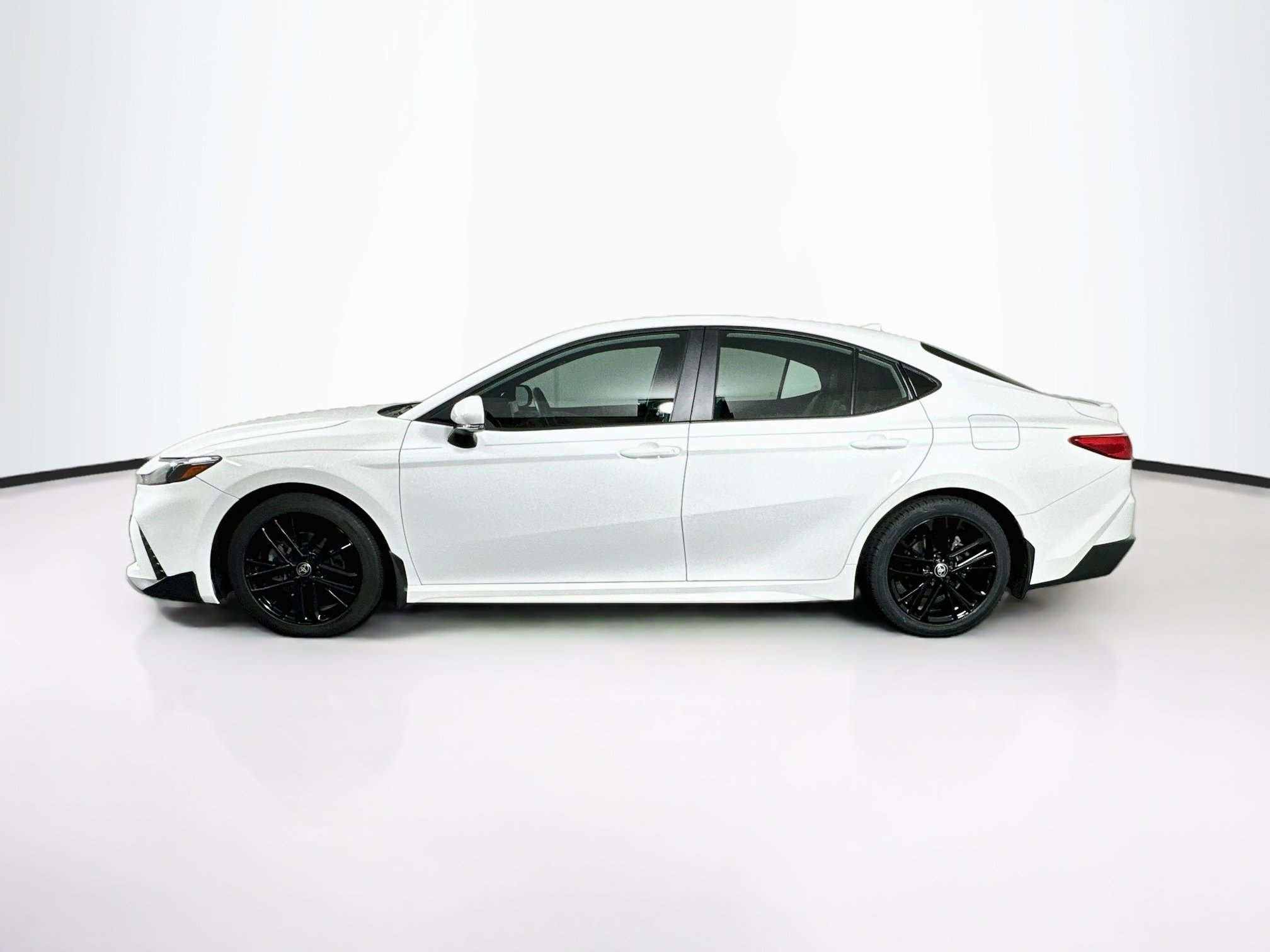 Used 2025 Toyota Camry SE FWD image 4