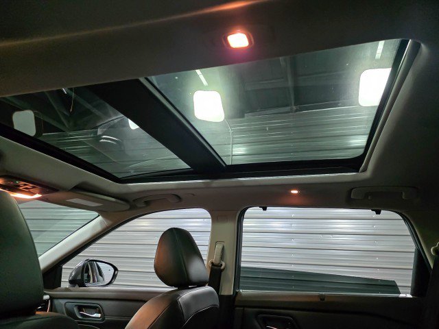 Used 2022 Nissan Rogue SV w/ SV Premium Package image 18