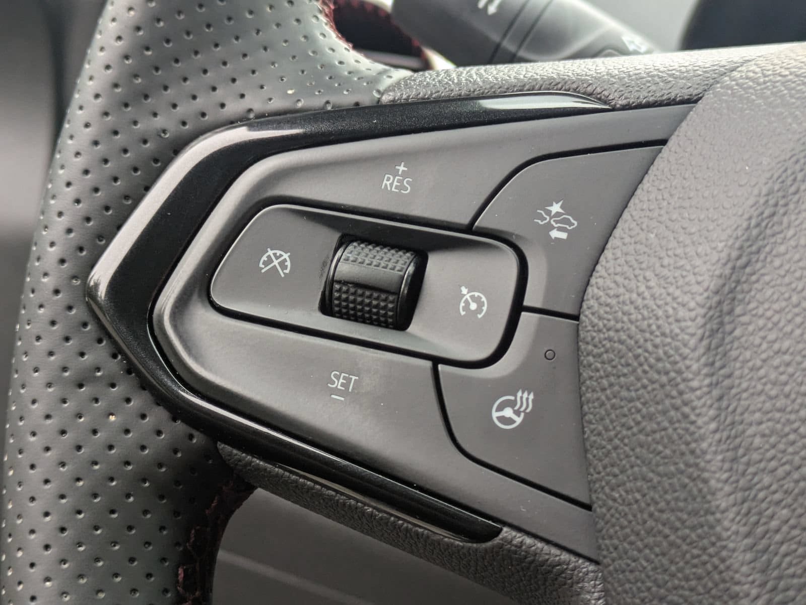 Used 2024 Chevrolet Trax RS w/ Sunroof Package FWD image 23