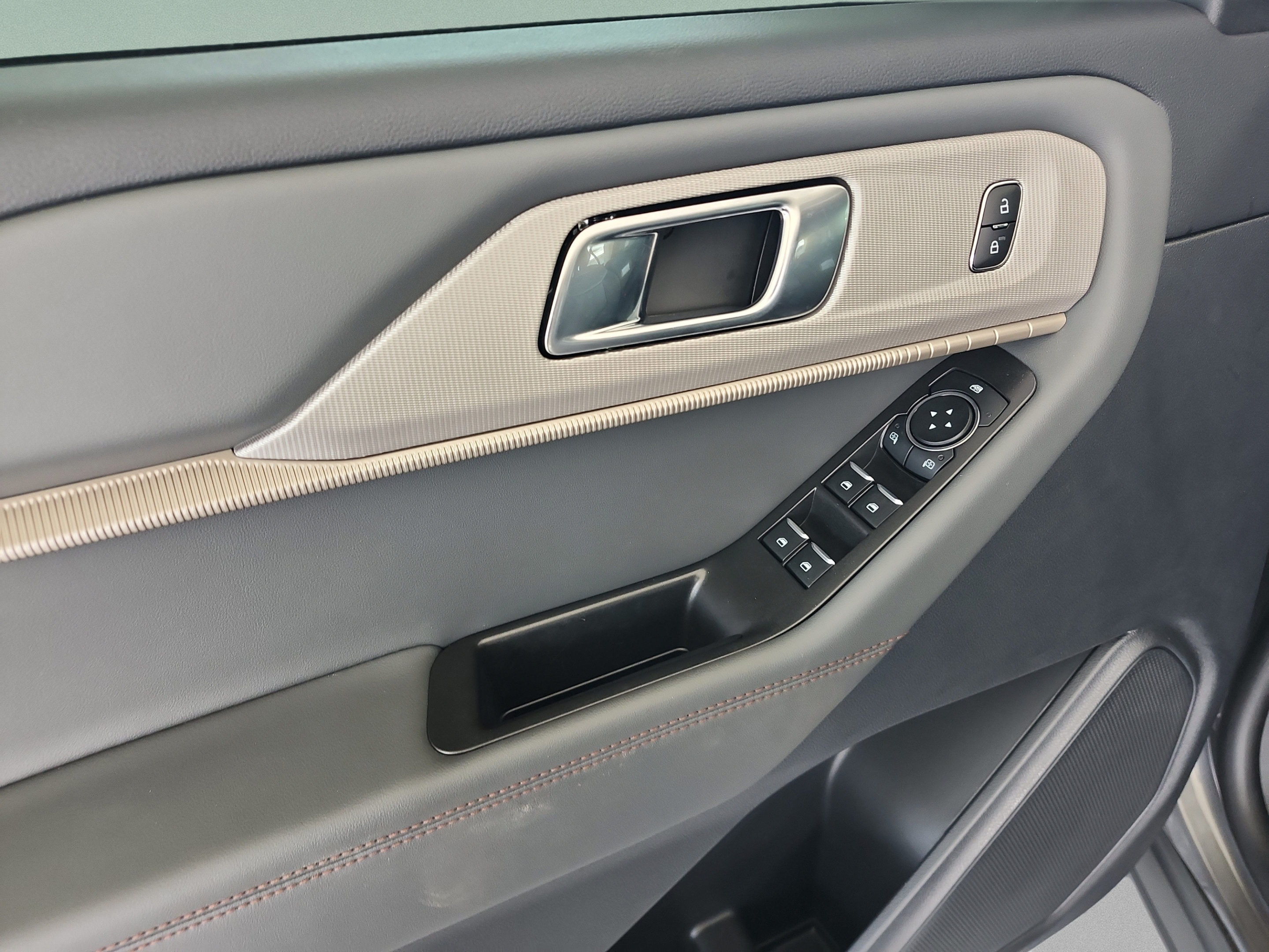 Certified 2025 Ford Explorer Active w/ Active Comfort Package RWD image 15