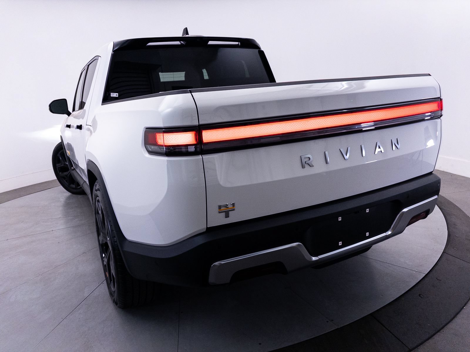 Used 2023 Rivian R1T Adventure AWD/4WD image 11