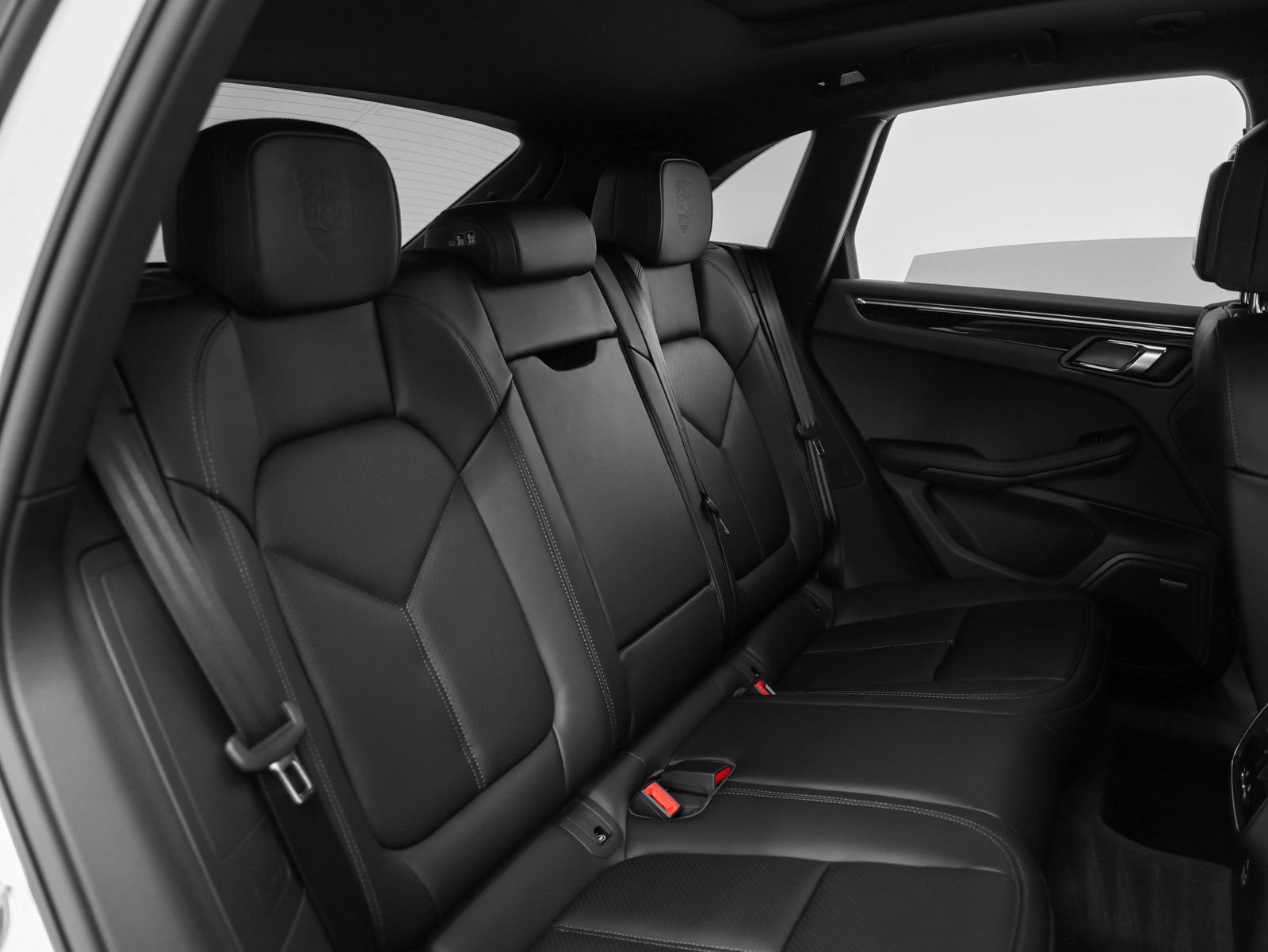 Certified 2025 Porsche Macan AWD/4WD image 24