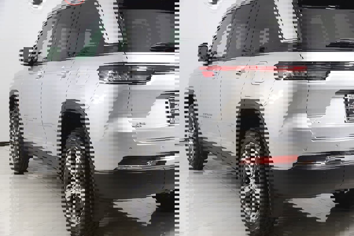 Used 2024 Jeep Grand Cherokee Limited w/ Luxury Tech Group II image 25