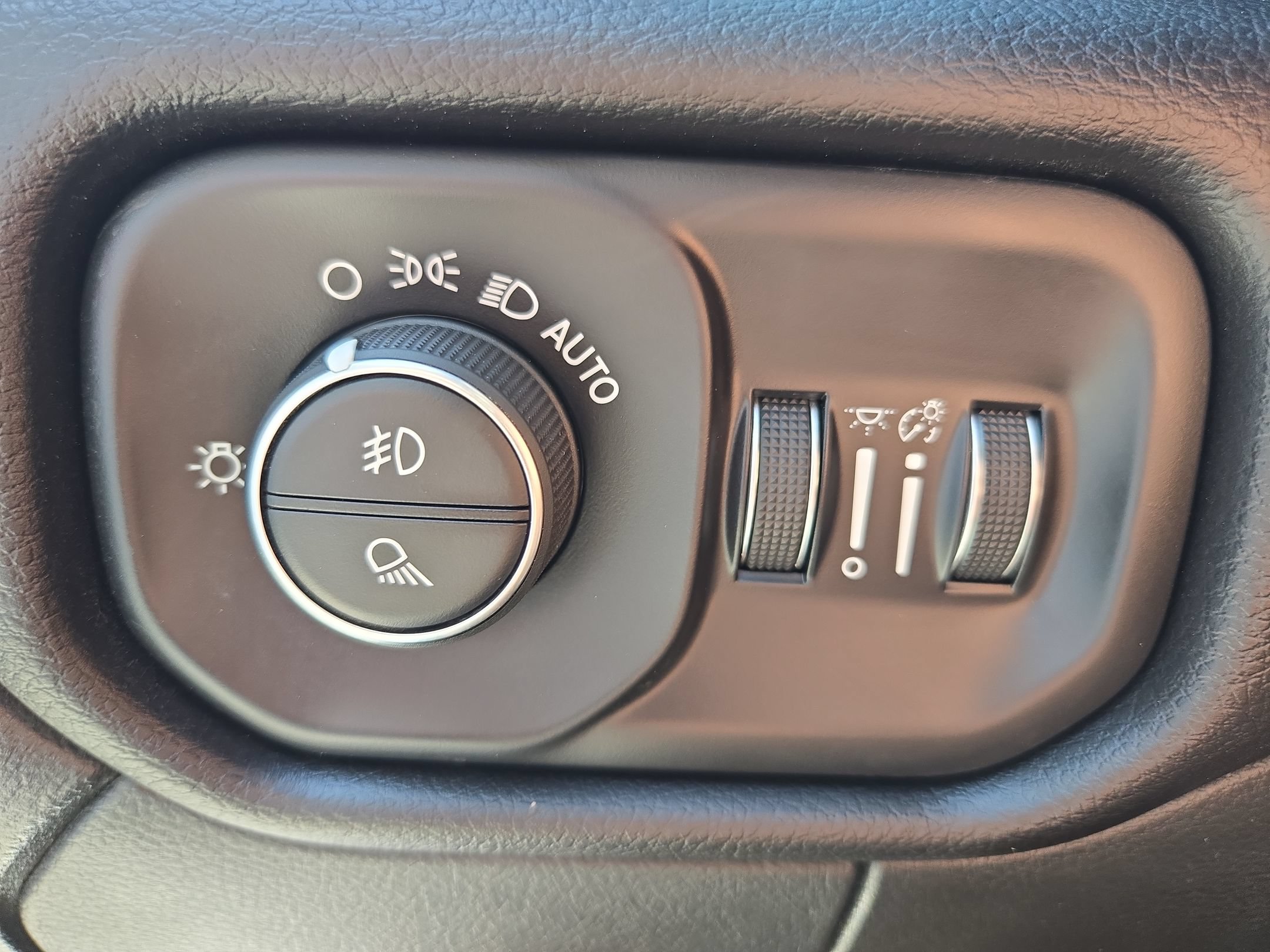 Used 2025 RAM 2500 Laramie AWD/4WD image 17