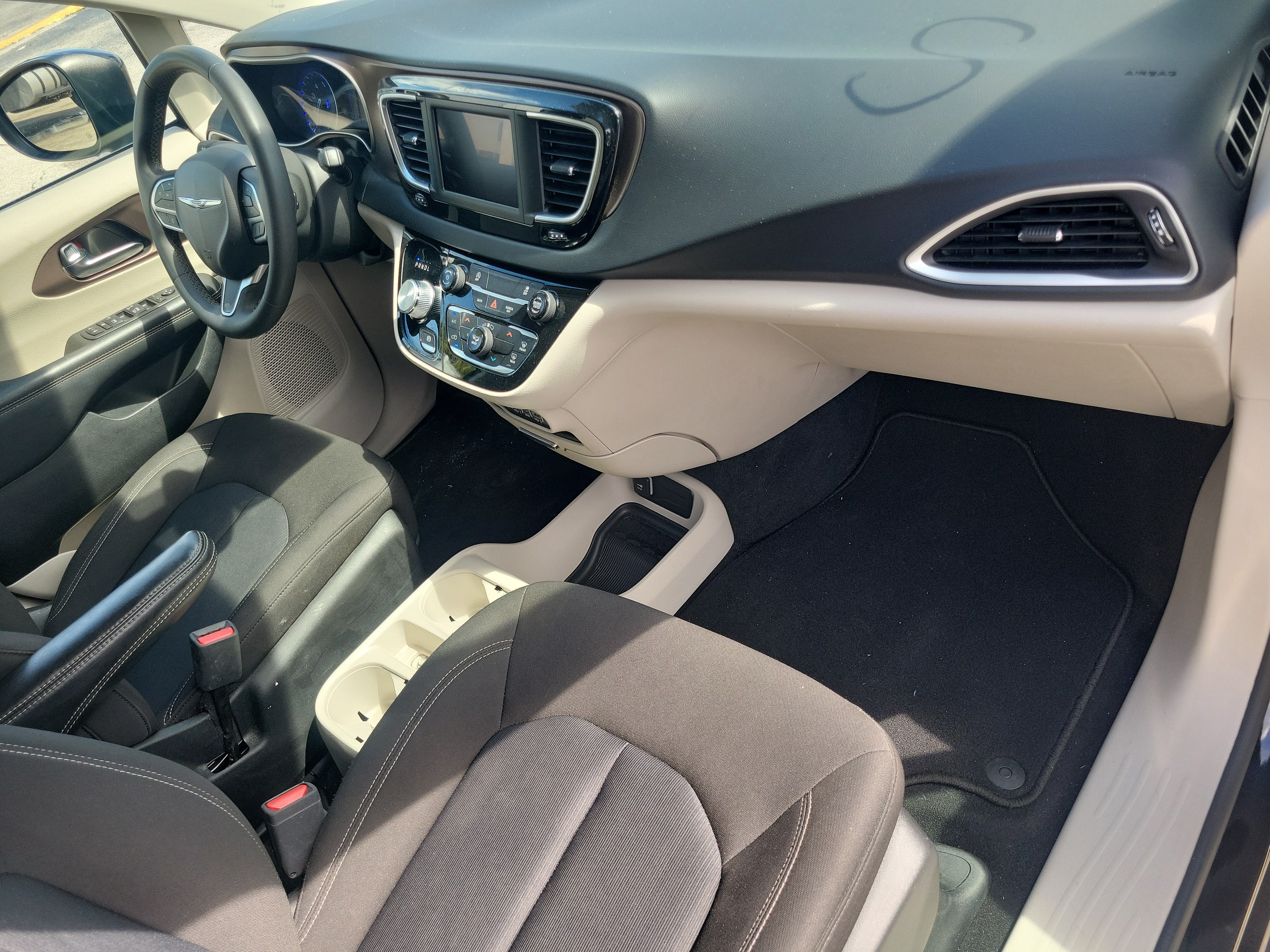 Used 2023 Chrysler Voyager LX FWD image 9