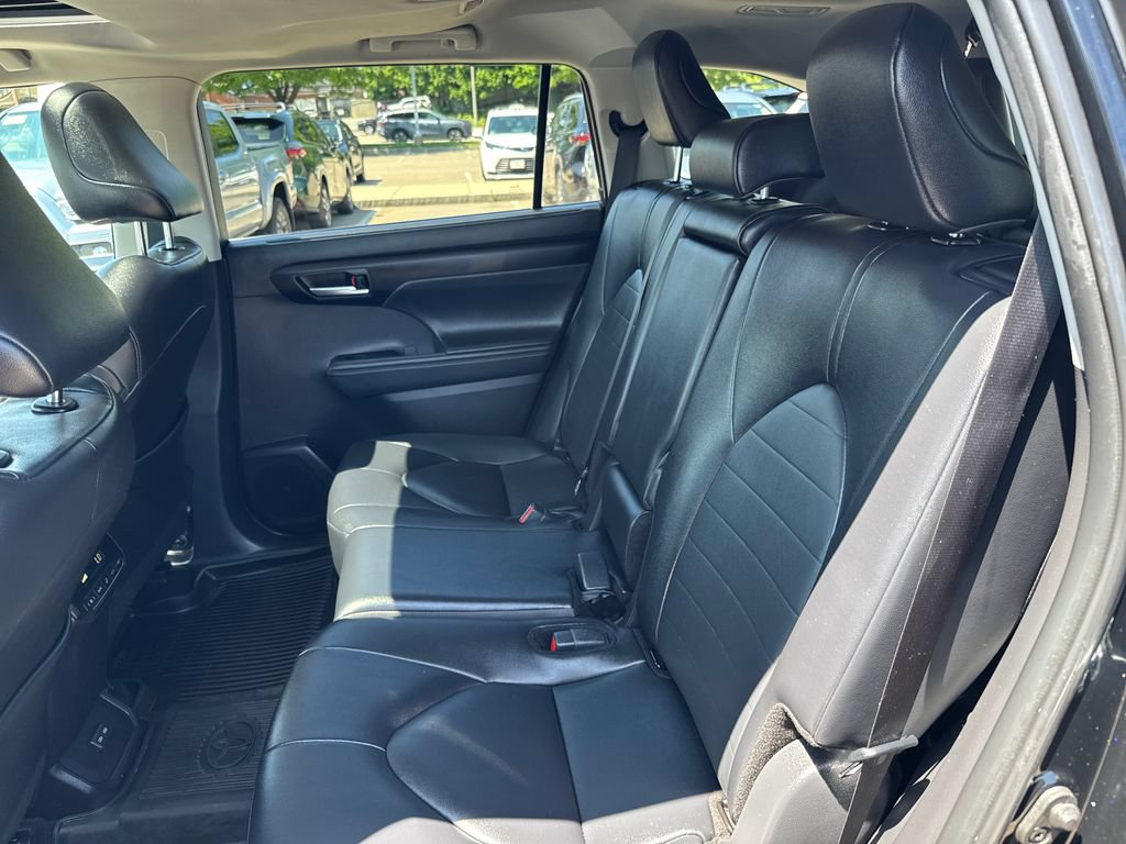 Used 2025 Toyota Highlander XLE AWD/4WD image 38