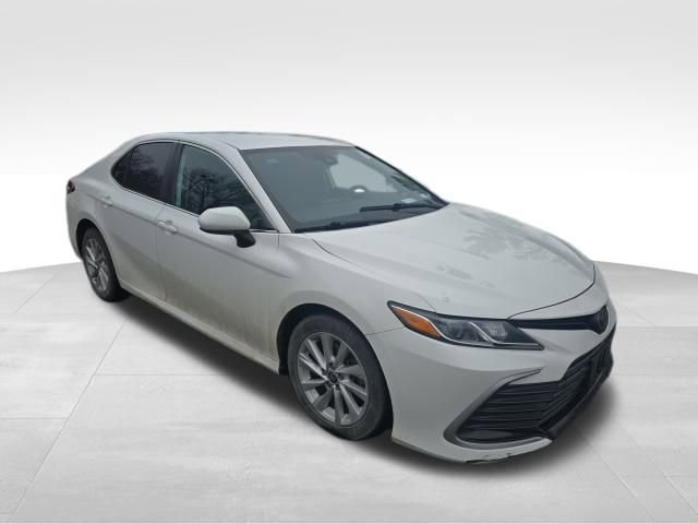 Used 2021 Toyota Camry LE image 2