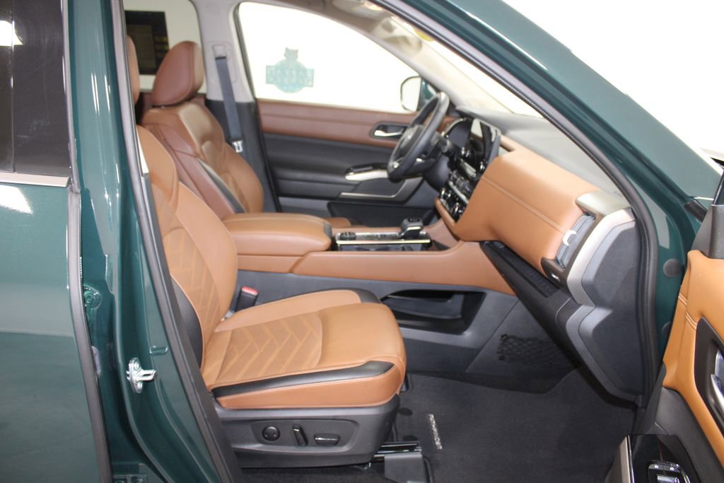 Used 2024 Nissan Pathfinder Platinum w/ Cargo Package image 31