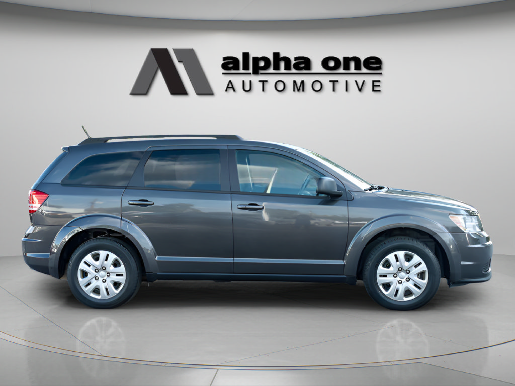 Used 2018 Dodge Journey SE w/ Connectivity Group FWD image 4