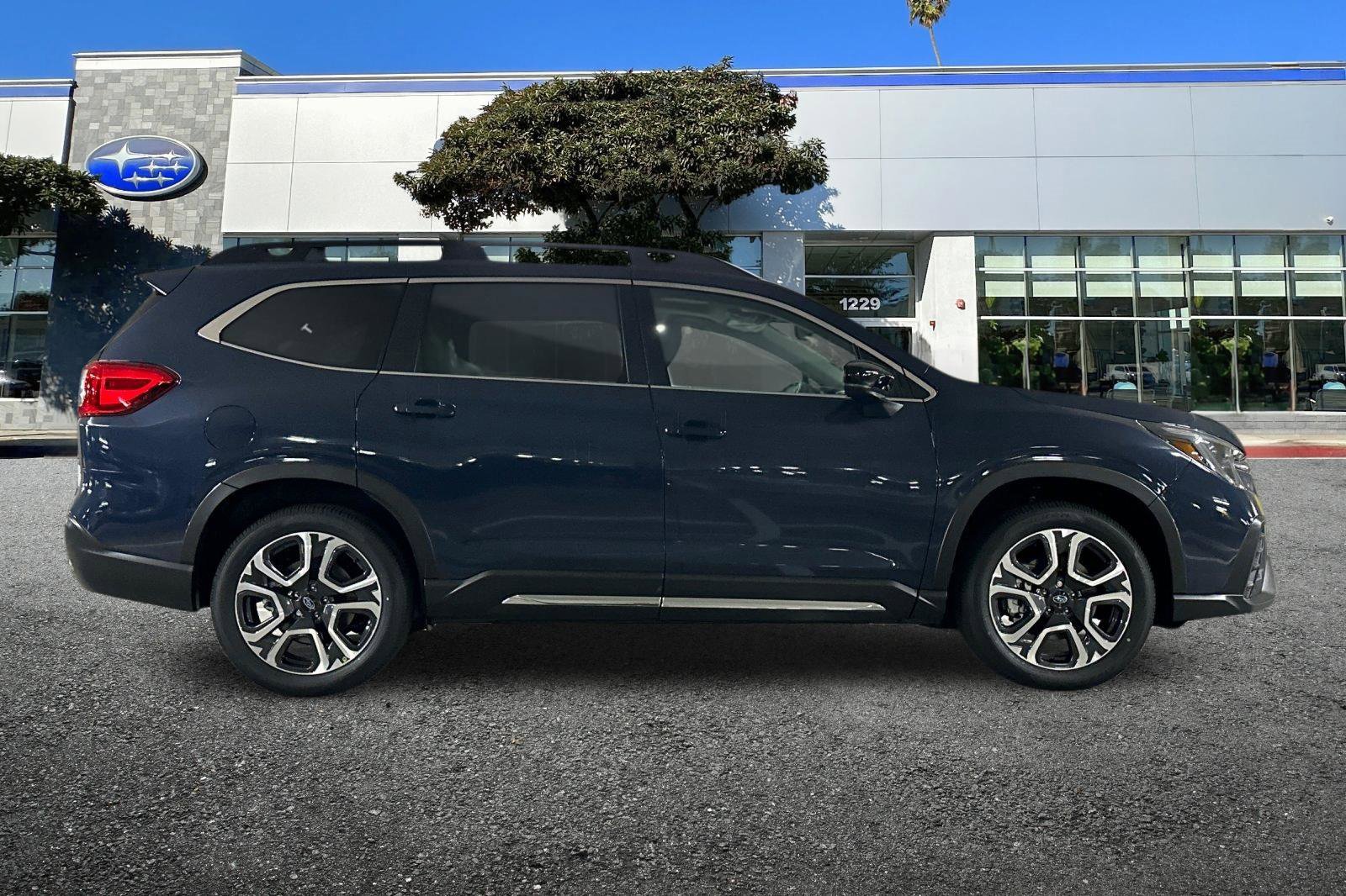 New 2025 Subaru Ascent Limited image 3