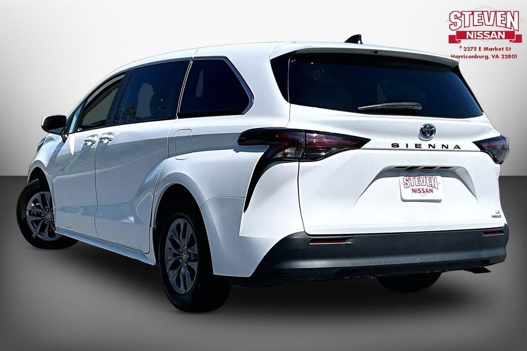 Used 2024 Toyota Sienna LE FWD image 4