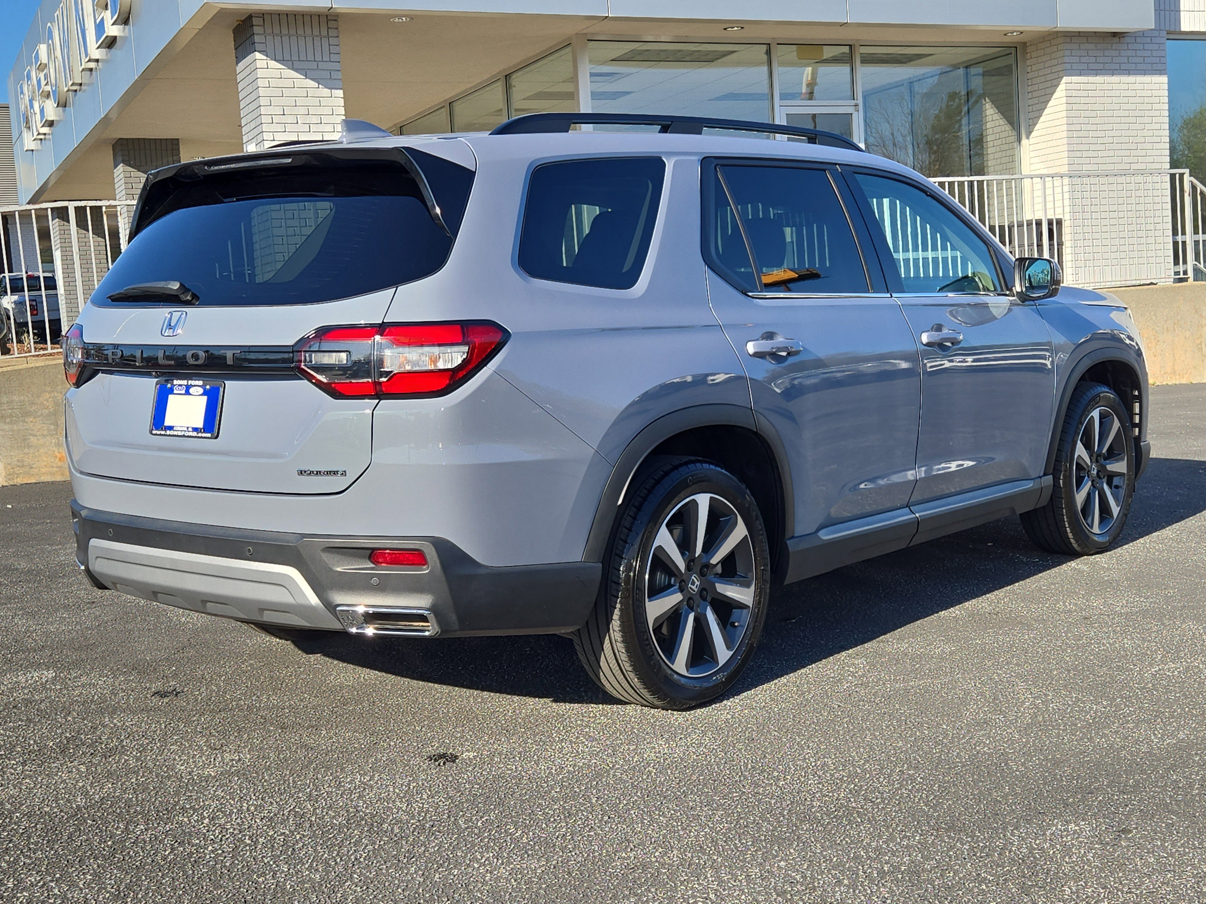 Used 2024 Honda Pilot Touring image 6