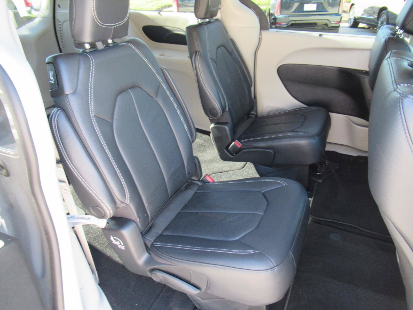 Used 2022 Chrysler Pacifica Touring-L AWD/4WD image 27