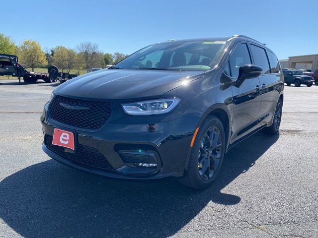 New 2026 Chrysler Pacifica Select image 3