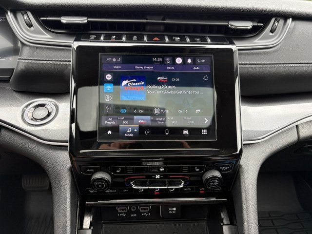 Used 2023 Jeep Grand Cherokee Laredo w/ Luxury Tech Group I AWD/4WD image 16