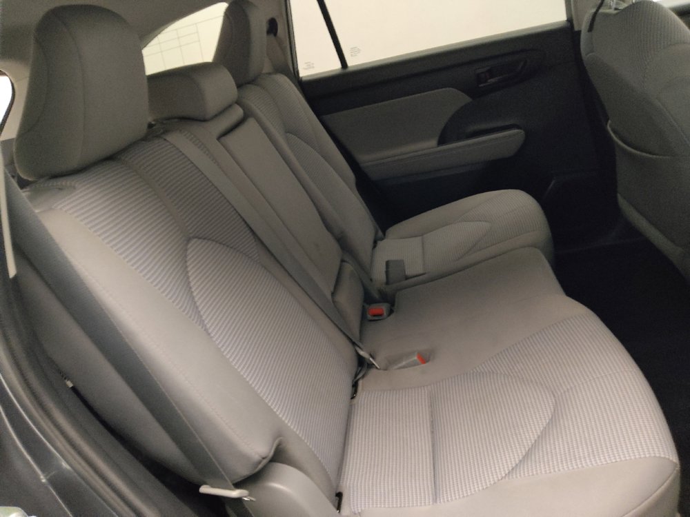 Used 2020 Toyota Highlander LE image 19