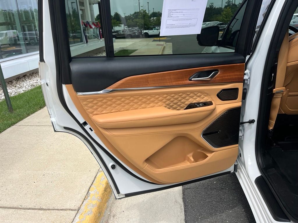 Used 2023 Jeep Grand Cherokee L Summit AWD/4WD image 19