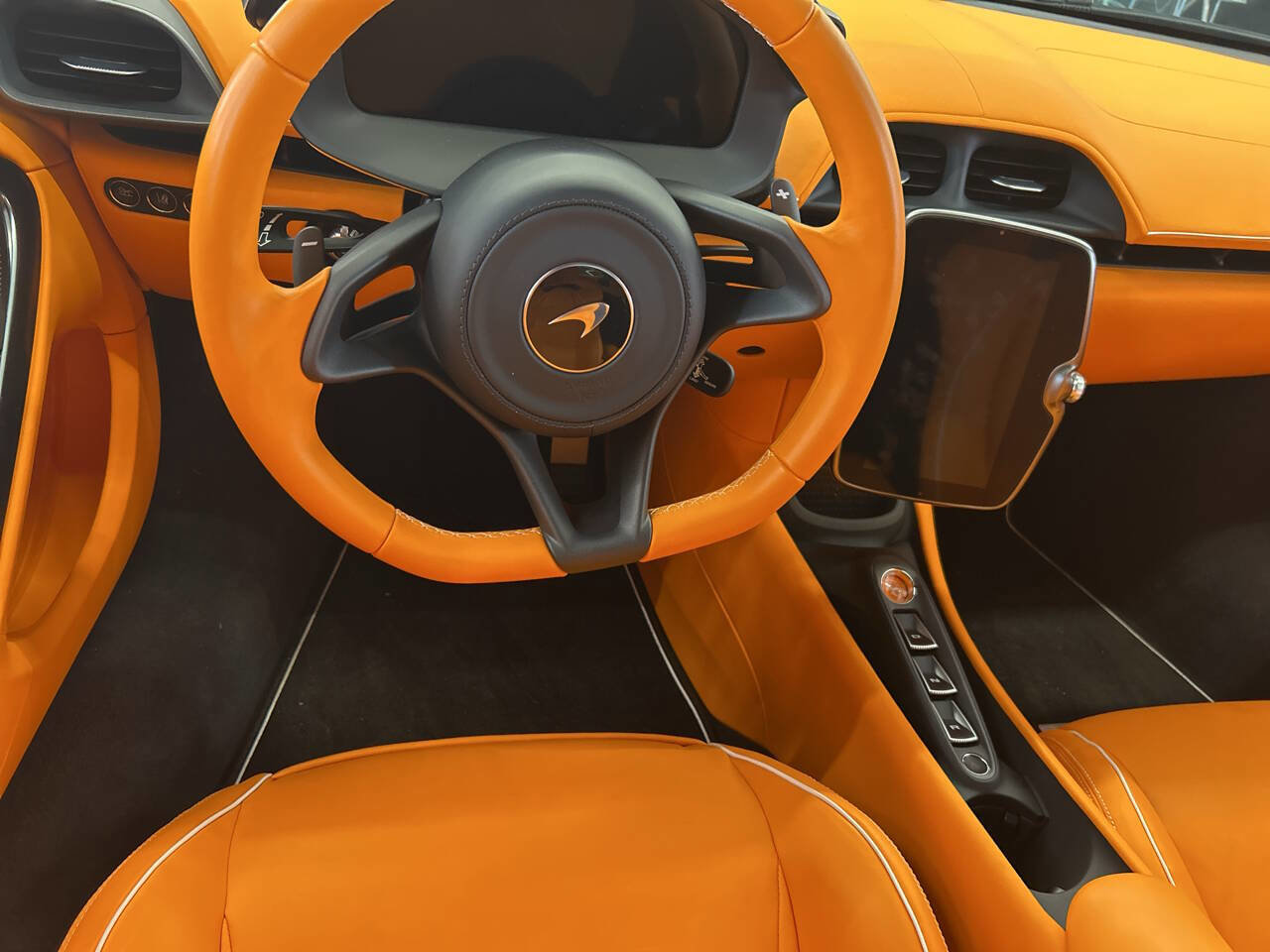 Used 2025 McLaren Artura Spider image 25